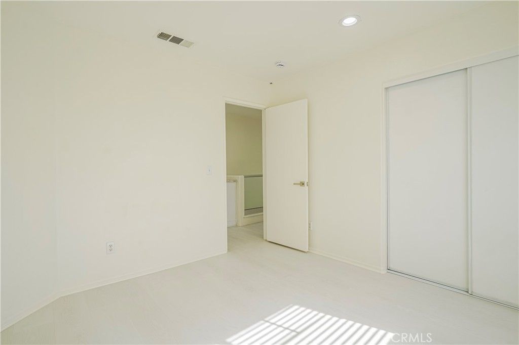 listing image 130720444394834700298