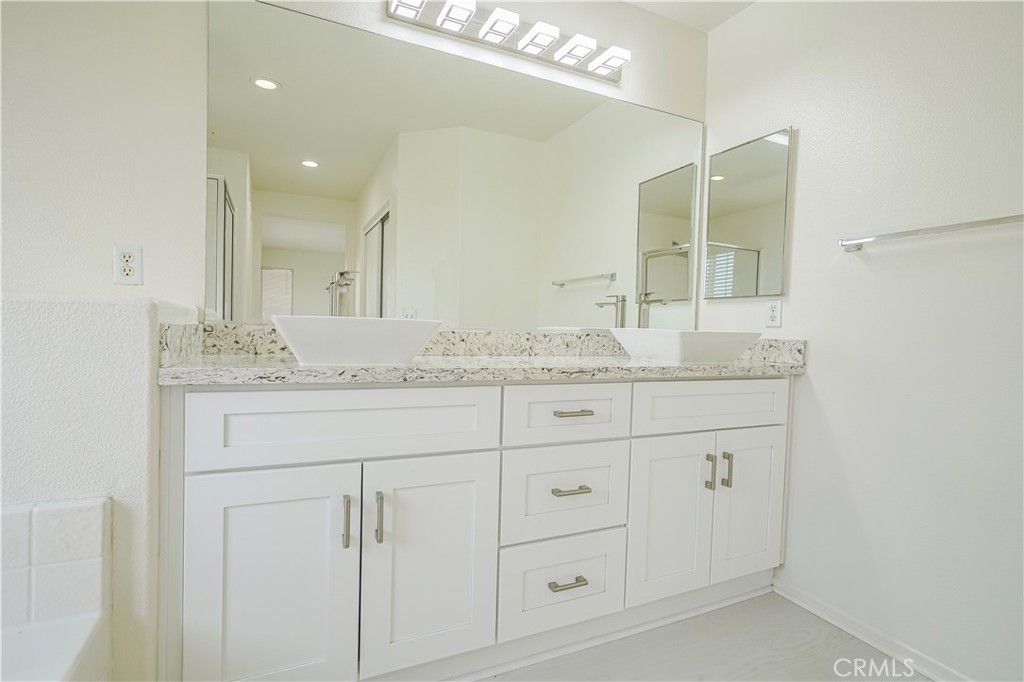 listing image 130727769311491320051