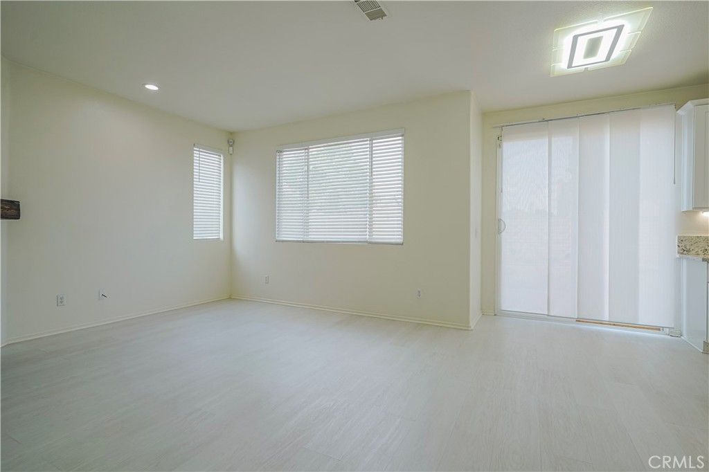 listing image 130725340852177489937
