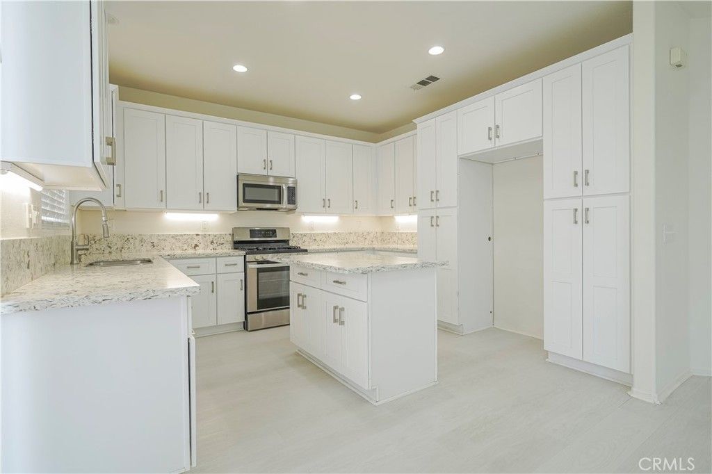 listing image 130720294764751893940