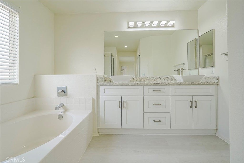 listing image 130722633297660010790