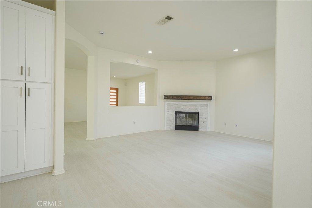 listing image 130729428302896142989