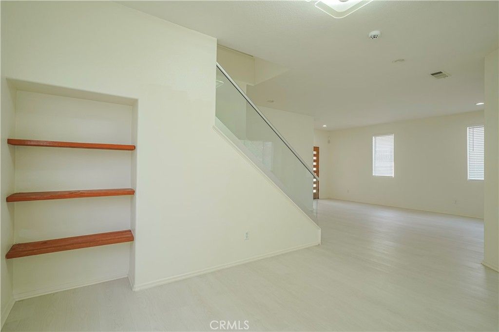 listing image 130726316450696899414