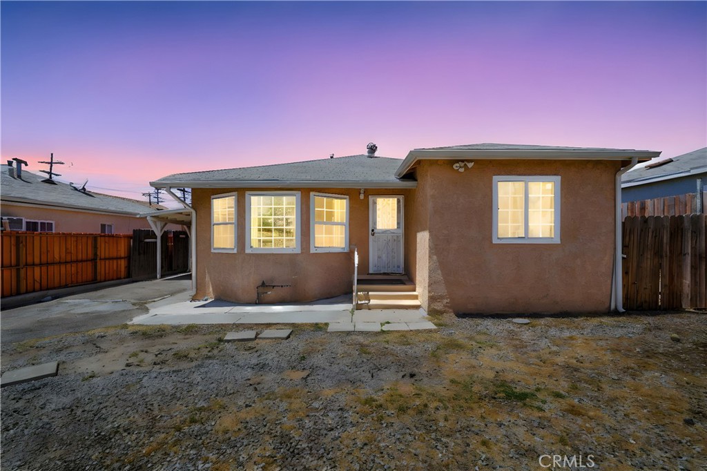 Charming 2-Bedroom with specious Lot with room for RV parking and ADU Potential!
Don't miss this centrally located 2-bedroom, 1 1/2-bath home, perfect for first-time buyers, downsizers, or investors. This property offers comfort, convenience, and potential.
Enjoy a functional layout with a cozy living area, a practical kitchen, and two comfortable bedrooms. The detached garage offers excellent ADU potential or generous storage space.
Additional highlights include:
? Central air & heat
? Sewer line replaced approx. 9 years ago
? Ample yard space with endless possibilities
? Easy access to the 5 & 170 freeways
? Minutes from Burbank Airport, shopping, parks, and schools
A rare opportunity with versatility and location on its side—this home is ready for your personal touch!