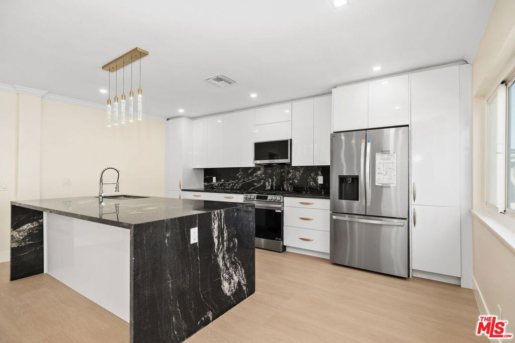 Modern 2 Bed, 2 Bath in the Heart of Santa Monica, fully renovated unit just moments from everything you love about Santa Monica living. Close to Whole Foods, Trader Joe's, Erewhon, Montana Ave boutiques, coffee shops, and local favorites on Wilshire. Just minutes from UCLA Medical Center, Brentwood, and a short bike ride to the beach. Featuring brand-new appliances, in-unit washer/dryer, central AC & heat, and stylish finishes throughout this one checks every box!