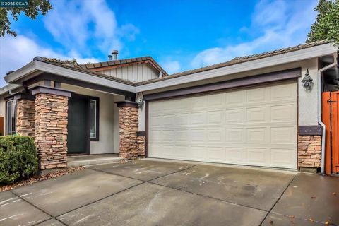 Photo of 220 Roundhill Dr Dr, Vacaville, CA 95687 (MLS # 41119404)
