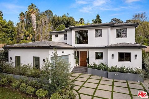 Photo of 2408 Castle Heights Avenue, Los Angeles, CA 90034 (MLS # 25583397)