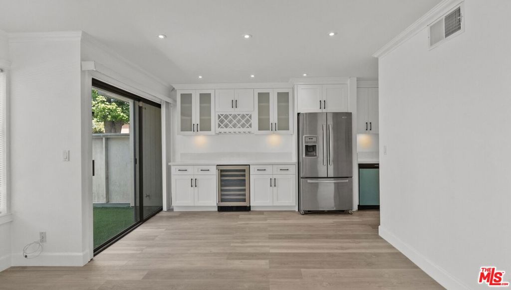 10500 Sunland Boulevard 4