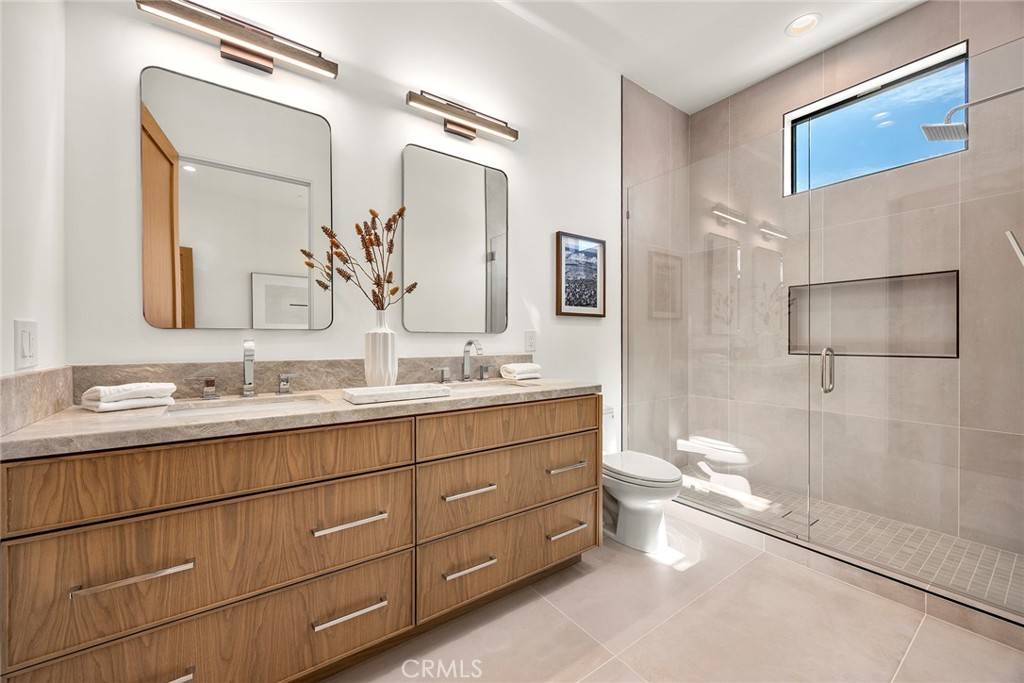 GORGEOUS CUSTOM ESTATE - Residential