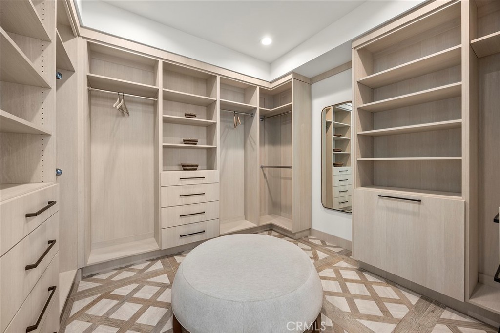 GORGEOUS CUSTOM ESTATE - Residential