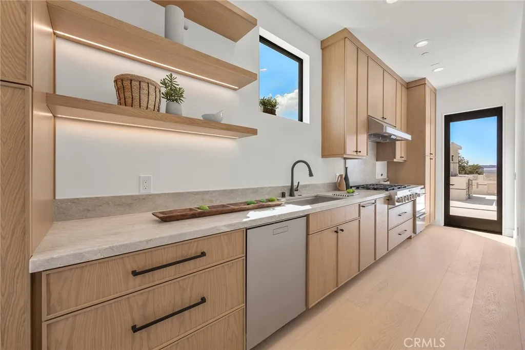 Anaheim Hills, California 92808, United States, 6 Bedrooms Bedrooms, ,7 BathroomsBathrooms,Residential,Active,217982