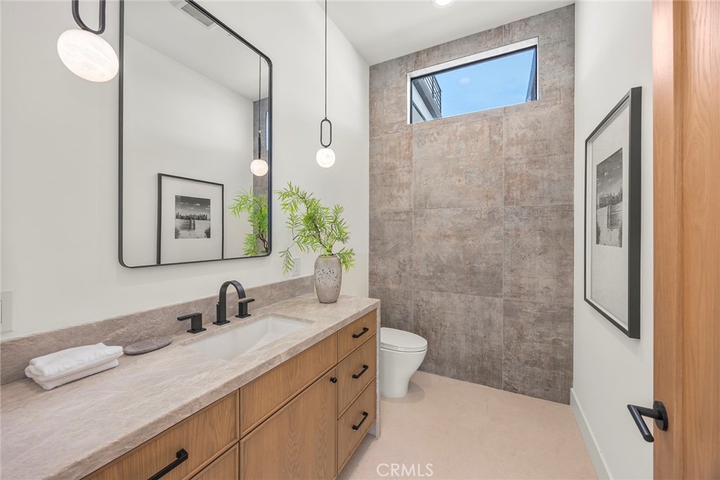 GORGEOUS CUSTOM ESTATE - Residential