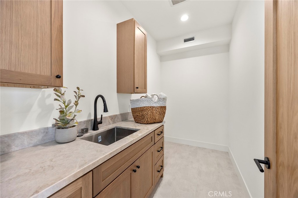 GORGEOUS CUSTOM ESTATE - Residential