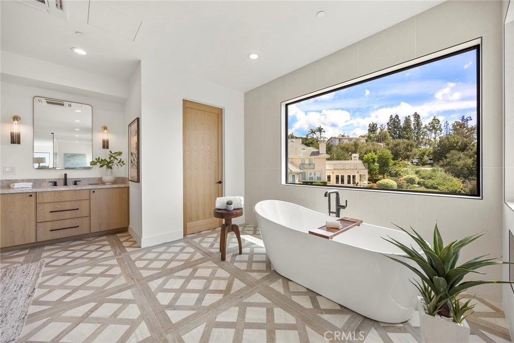 GORGEOUS CUSTOM ESTATE - Residential