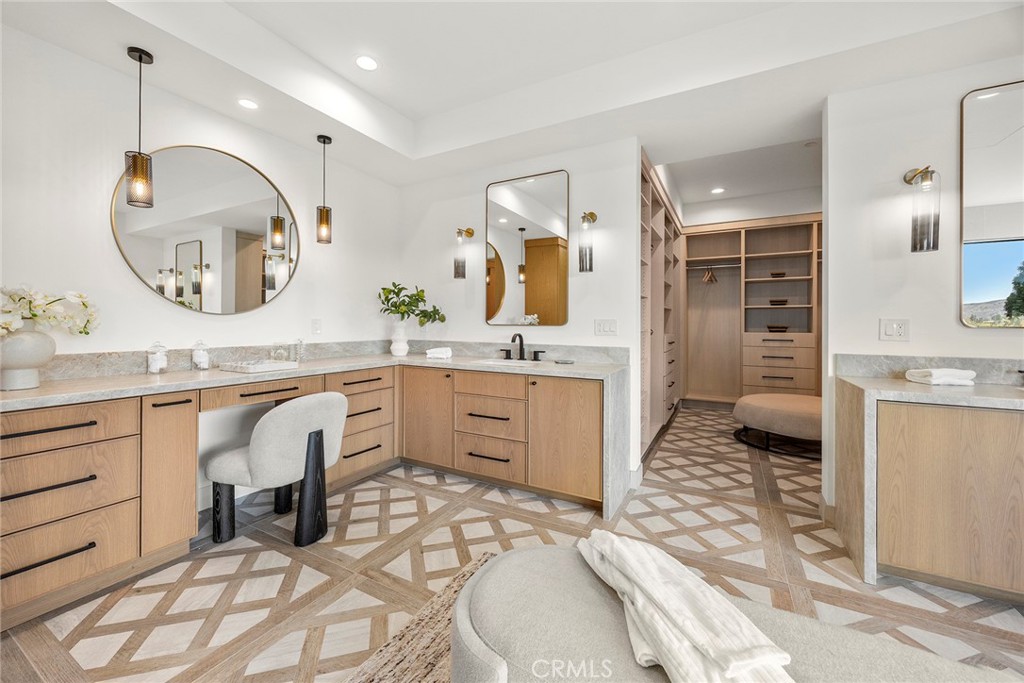 GORGEOUS CUSTOM ESTATE - Residential