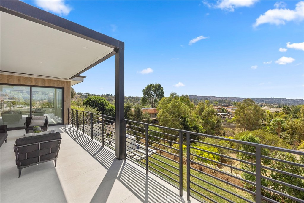 GORGEOUS CUSTOM ESTATE - Residential