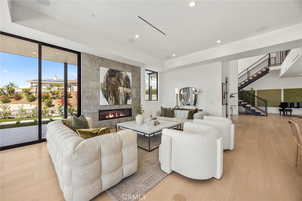 GORGEOUS CUSTOM ESTATE - Residential