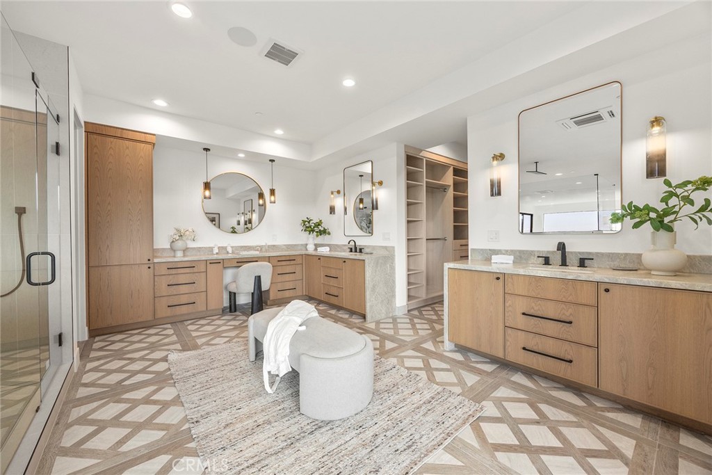 GORGEOUS CUSTOM ESTATE - Residential