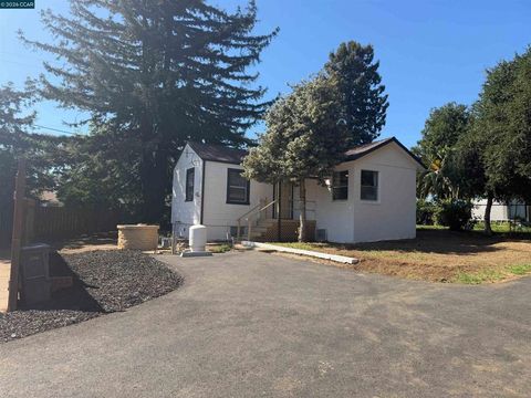 Photo of 451 Maple Ave Ave, Vallejo, CA 94519 (MLS # 41129684)
