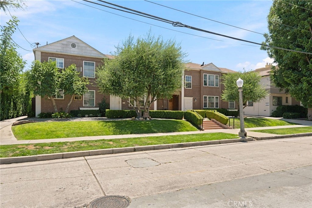 Photo of 15034 1/4 Dickens ST, Sherman Oaks, CA 91403 (MLS # SR26146999)