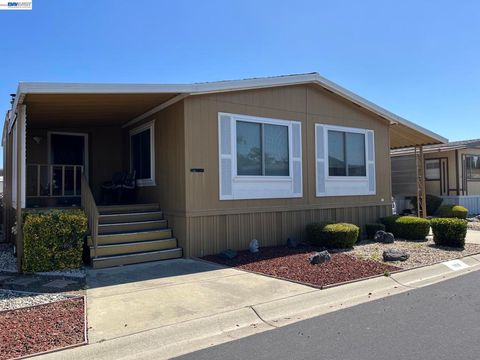 Photo of 4141 Deep Creek Rd, Fremont, CA 94555 (MLS # 41136580)