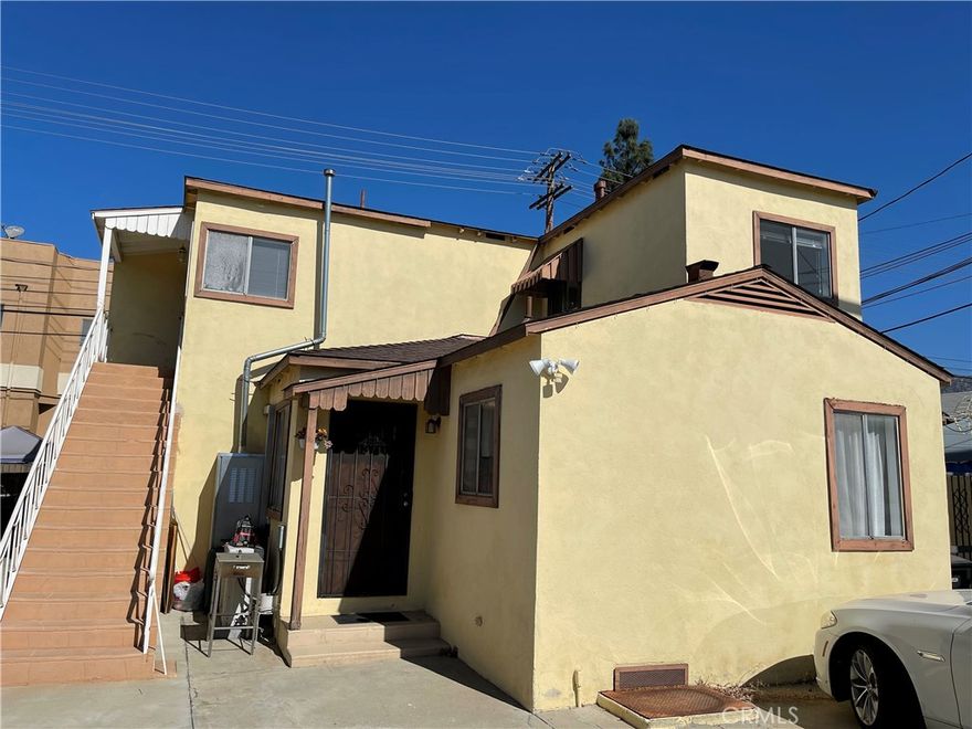 Two Bedroom one bath unit in very desirable area of Burbank, view of city and mountain, very Airy and light unit, plenty of sunshine, Central Air condition and hit