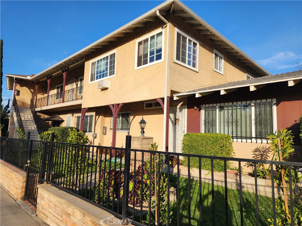 This beautiful unit is located in the Prime Location of Sherman Oaks, Just North of Ventura Blvd. and South of the 101 freeway.
It has hardwood flooring throughout, stainless steel range and granite countertops is kitchen. Air Conditioning.
Bright and spacious upper unit with parking in garage.
Requirements: Credit score has to be 700+ and Income has to be 2.5X the rent.
Small pet is ok.
Please call or text Listing Agent to schedule a showing!