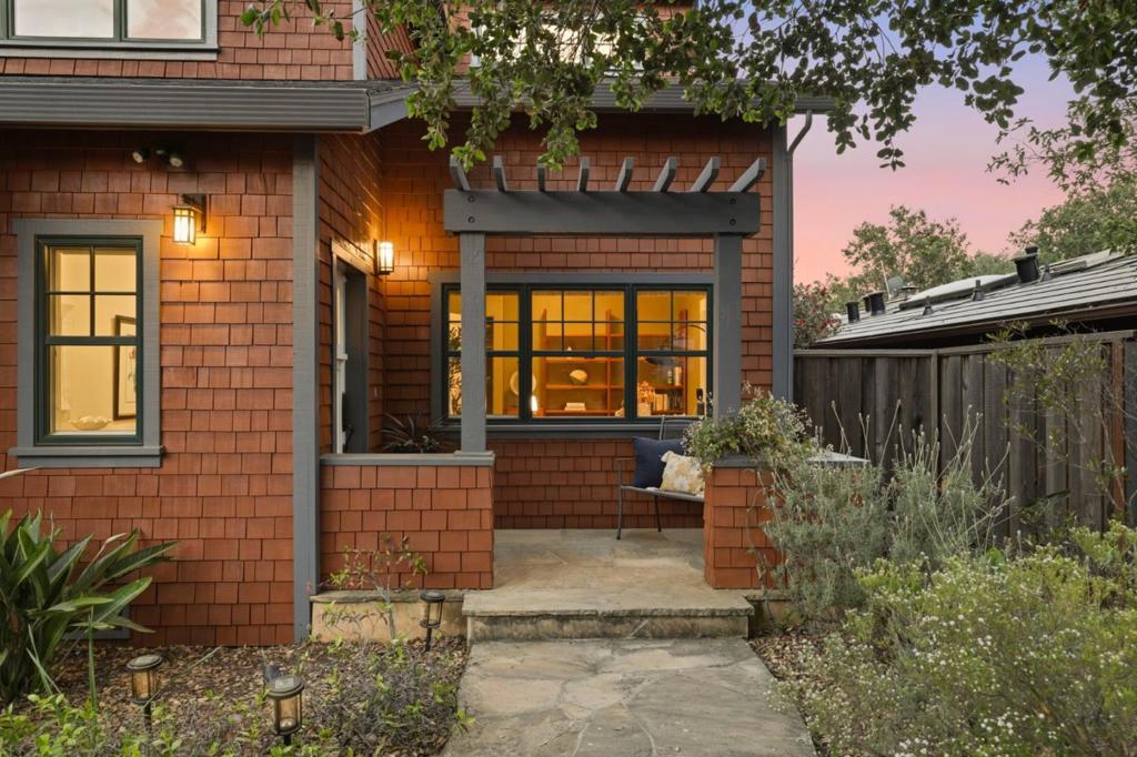 2067 Santa Cruz Avenue