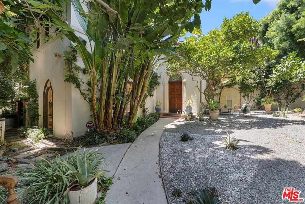 Photo of 7040 Hillside Avenue, Los Angeles, CA 90068 (MLS # 25566575)