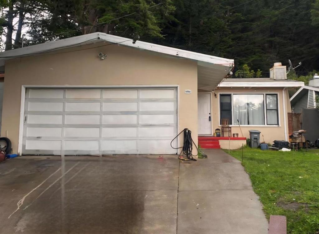 This is a total Fixer. A hoarder lives here. No reports done. Cash only. Only showing Sunday August 3 from 1 to 2pm. Not for the faint of heart.