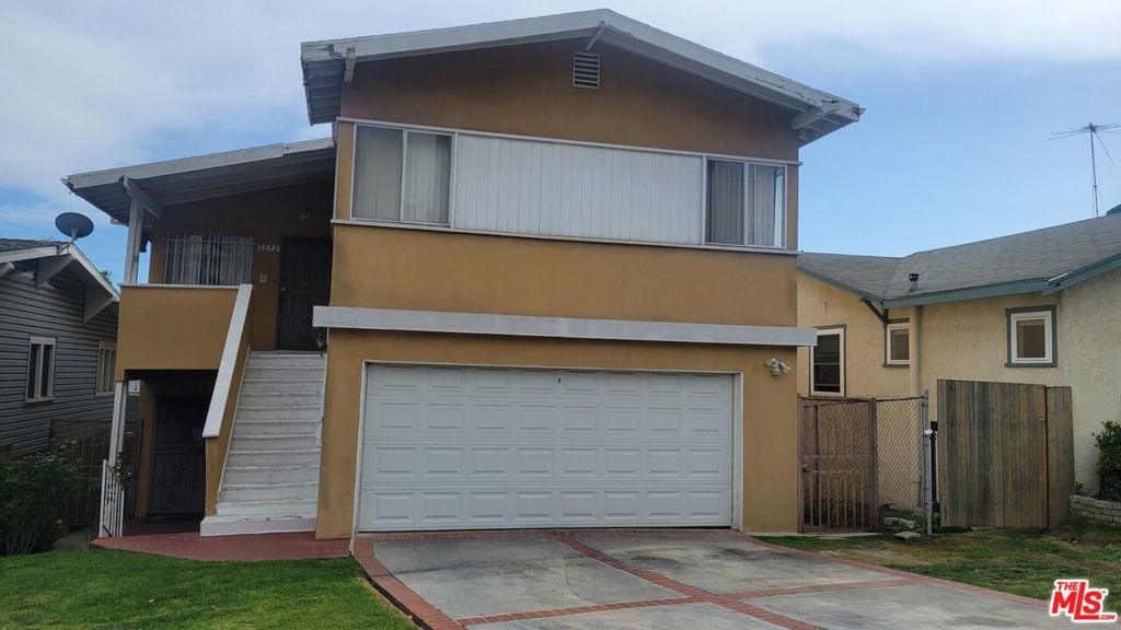 Located in Jefferson Park/ West Adams adjacent. This duplex will be delivered vacant. Some repair and deferred maintenance needed. Suited for a long term investor: ARV will not work for "Fix n Flip" investor. Take advantage of R3 zoning and potential for addition unit (s).