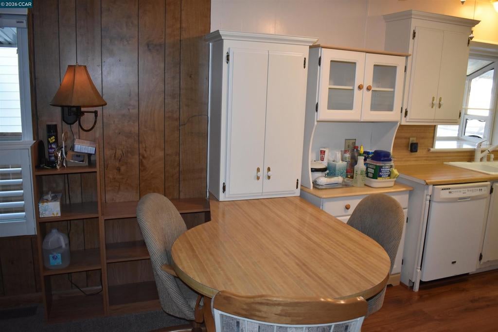 376 Avenida Flores