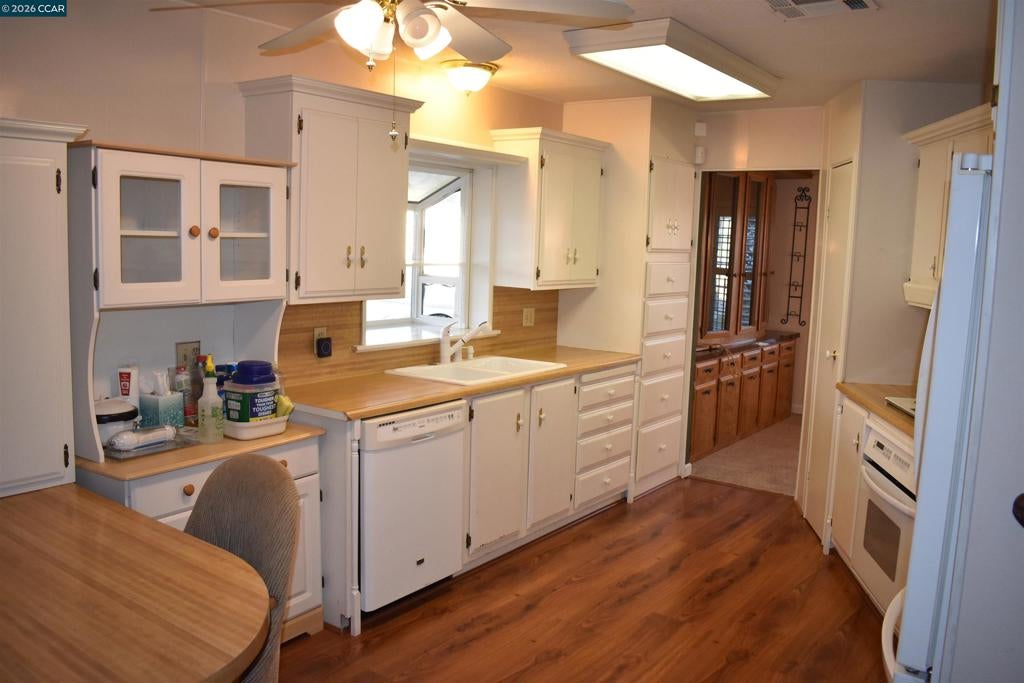 376 Avenida Flores