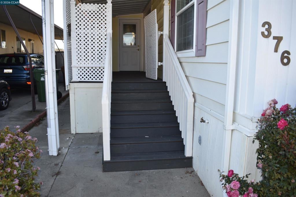376 Avenida Flores