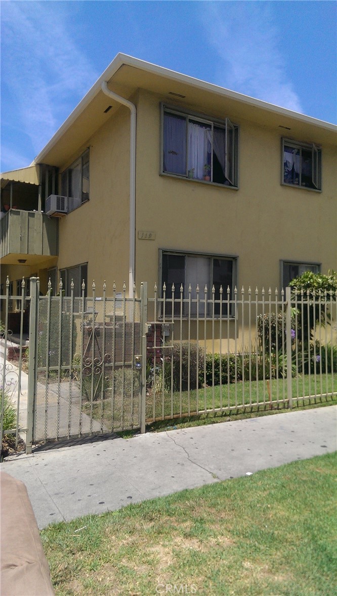 This beautiful downstairs unit boasts brand new vinyl flooring, fresh paint, and a full bathroom. You are conveniently set in a great Koreatown location and located south of the 101 Freeway and West of Downtown Los Angeles. This property has fantastic value, with included water and trash and on-site laundry.