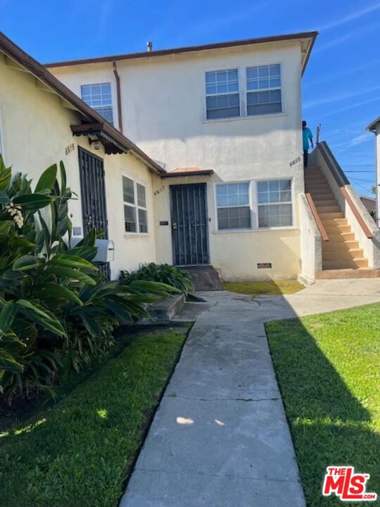 6615 S Van Ness Avenue