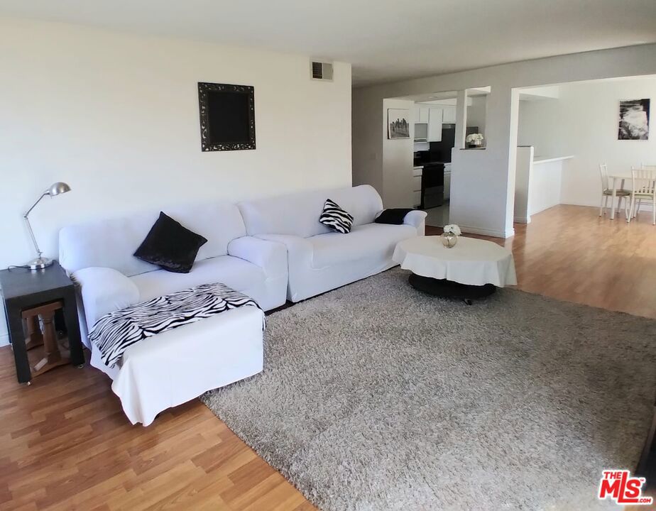 911 N Kings Road 310