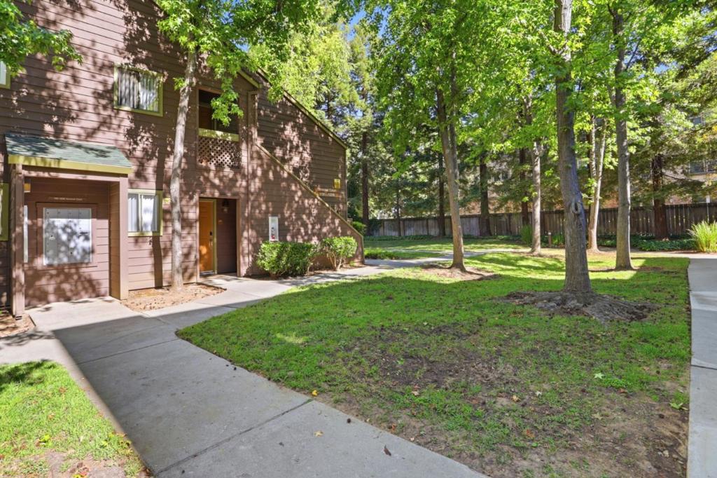 1211 Yarwood Court