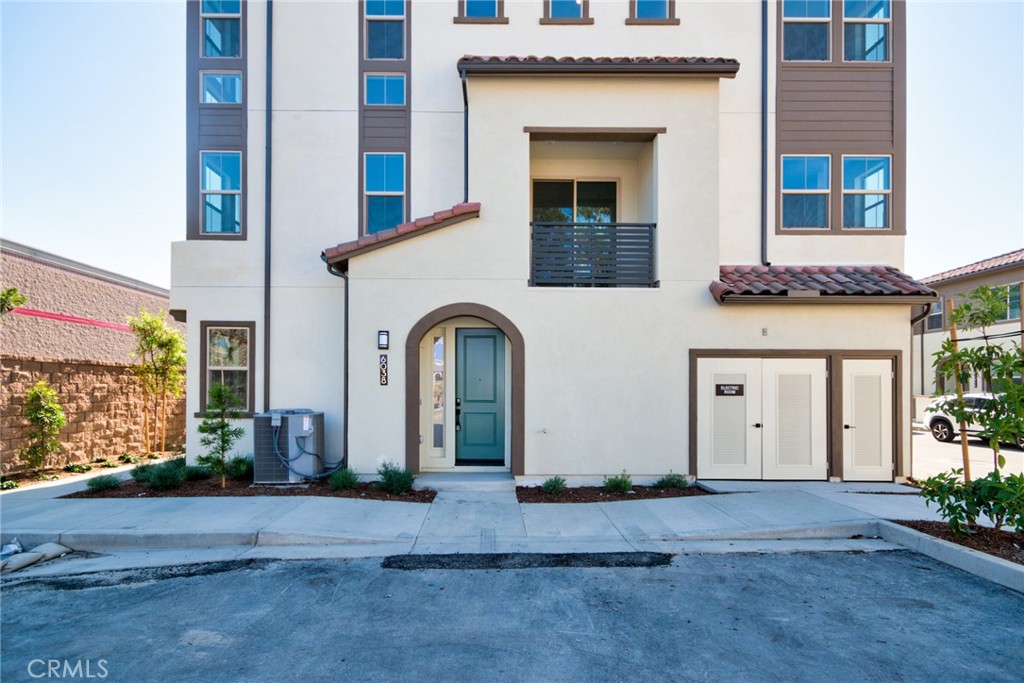 Welcome to this beautifully updated End unit Townhome in 'Belmont Community' located in the highly sought-after city of cypress!
The home offers a spacious floor plan with luxury laminate wood flooring and tasteful upgrades throughout in the living room, and dining room, four generously sized bedrooms, One bedroom and full bathroom downstairs, on the 2nd floor, you will be greeted by a bright and inviting living room featuring high ceilings and large windows, perfect for hosting dinner parties and gatherings with friends and family. This home is sure to impress, designer finishes, new appliances, tech features, energy efficiency features, and Leased Solar Panel will save Your Electric Bill, 2 Car Garage with Pre Wired Electrical Vehicle, Wayne Dalton® non-insulated roll-up garage door with an opener that includes three-button transmitters, smart home technology such as ring doorbell, smart thermostat, and more.
Conveniently located Walk in Distance to COSTCO, near shopping, dining, and entertainment.
This home offers the perfect combination of style, comfort, and location. Don't miss out on this amazing opportunity to own a beautiful home in Cypress!