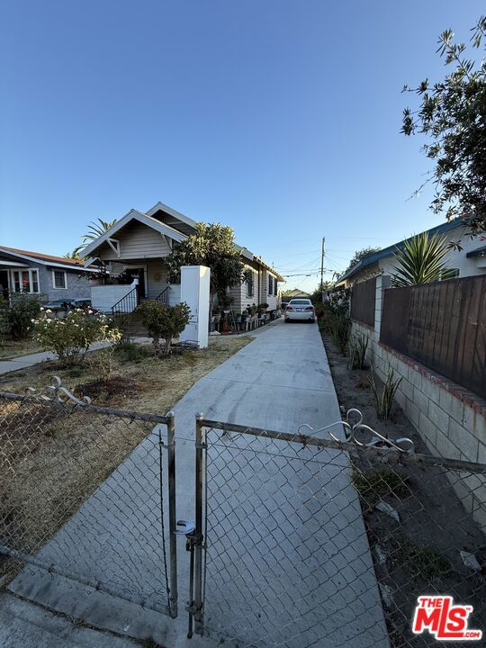 913 W 77th Street