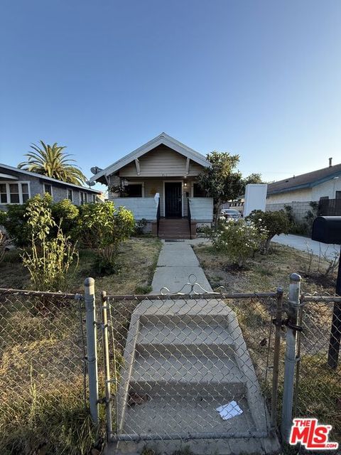 Photo of 913 W 77th Street, Los Angeles, CA 90044 (MLS # 26857433)
