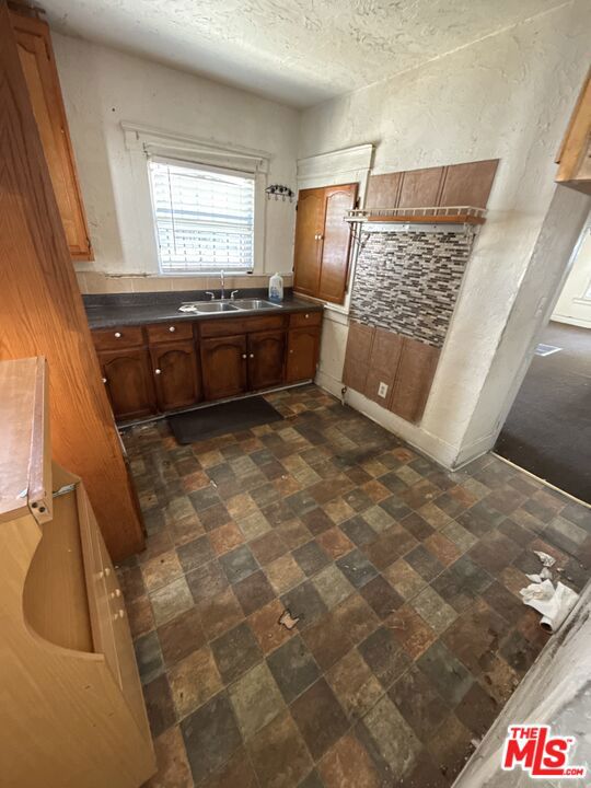 913 W 77th Street