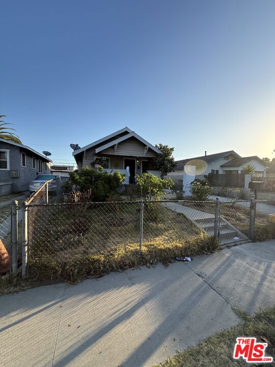 913 W 77th Street