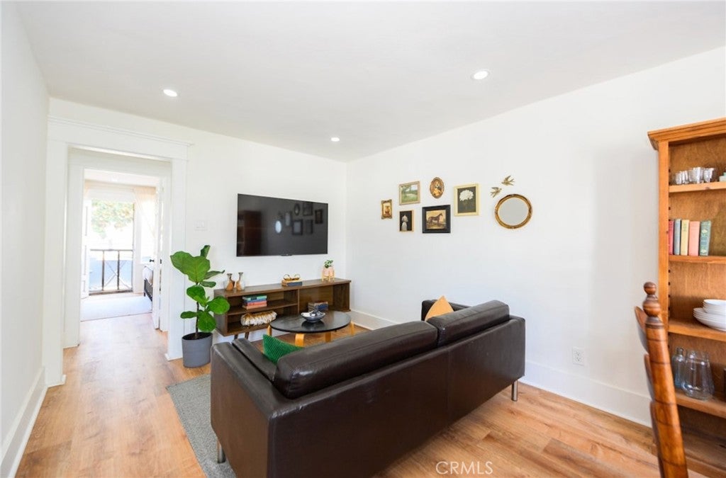 451 W 10th