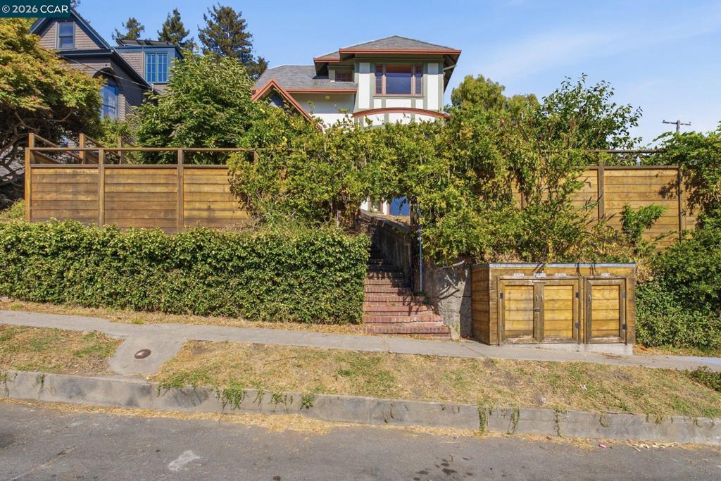 1683 La Loma Ave