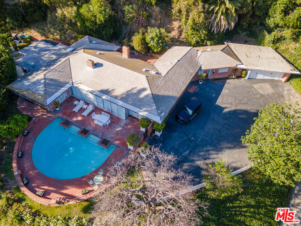 1114 Calle Vista Drive