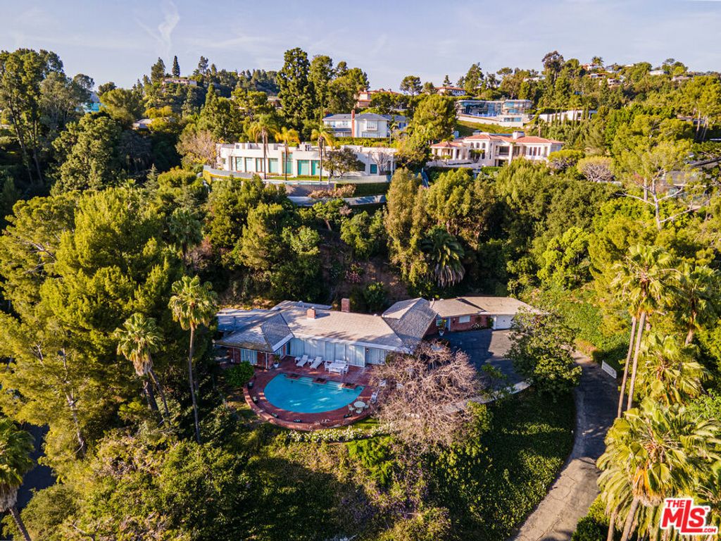 Photo of 1114 Calle Vista Drive, Beverly Hills, CA 90210 (MLS # 26830755)
