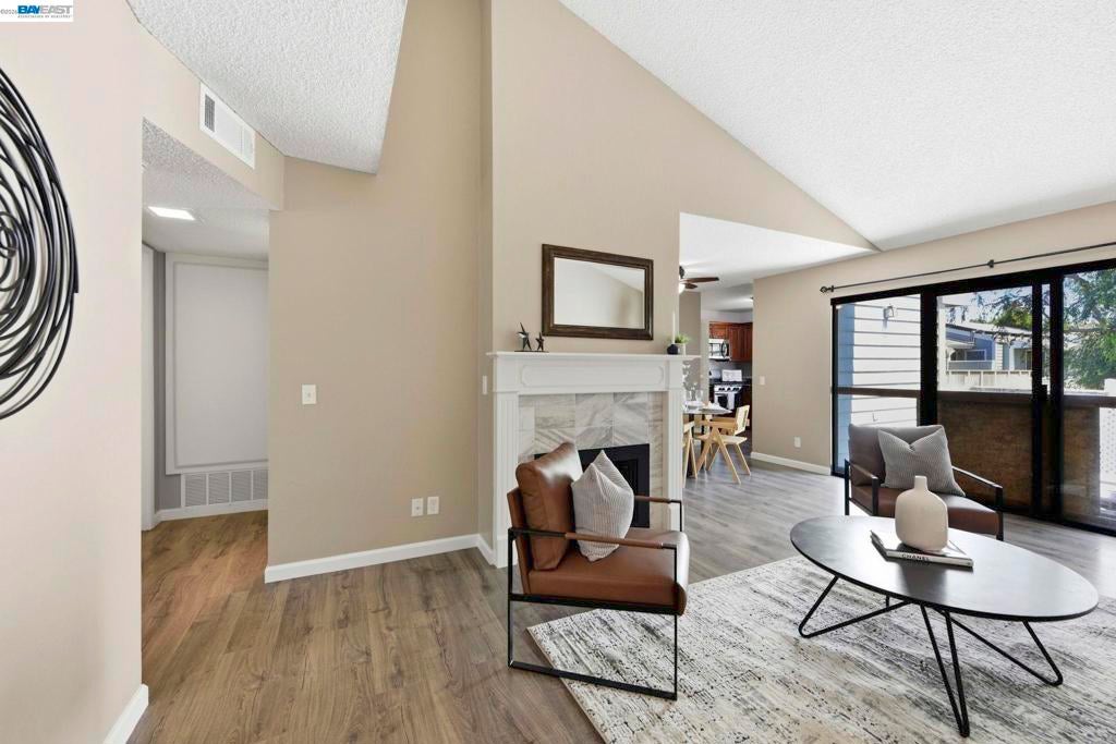 37200 Meadowbrook Cmn 203