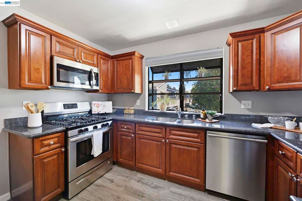 37200 Meadowbrook Cmn 203