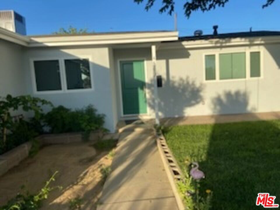 A beatuful, spacious, open floor, and recently renovated house with three bedrooms, two full bathrooms, two car-garage, attached storage, tool shed in the back yard. A manicured front yard with matured trees. Refrigerator, range, with the option to keep washer and drier in premises. Located in the Boulevard District, only five minutes to downtown, stores and schools nearby. A great opportunity to make of this property your home.